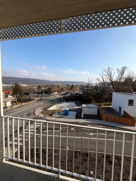 Kilátás az erkélyről Pozsonyban - Dúbravkán az Agátová utcában, úttal és házakkal.