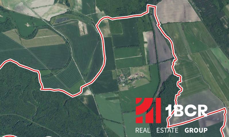 Légi felvétel a mezőgazdasági és erdőterületekről Vysoká pri Morave közelében.