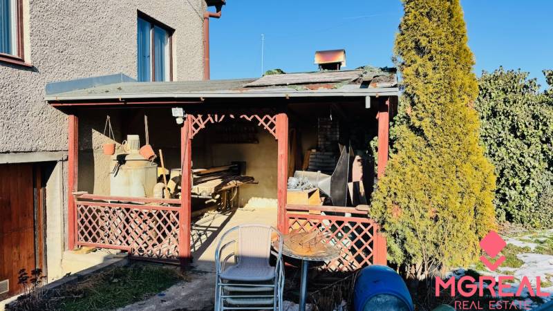 A partizánskei Veľké Bielice családi házának külső része régebbi tárolt szerszámokkal.