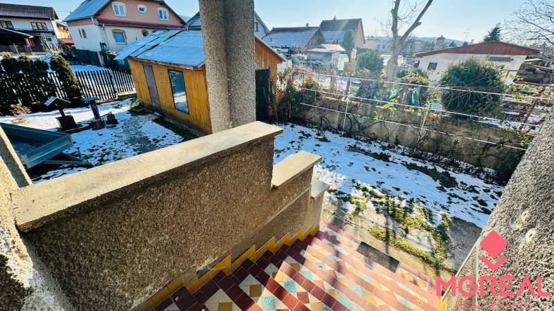 A családi ház kertje Nagybélen, Partizánskán, fedett résszel és hótakaróval.