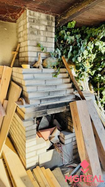 Partizánske városában, Veľké Bielice részén, téglából készült grillezővel és kúszónövénnyel.