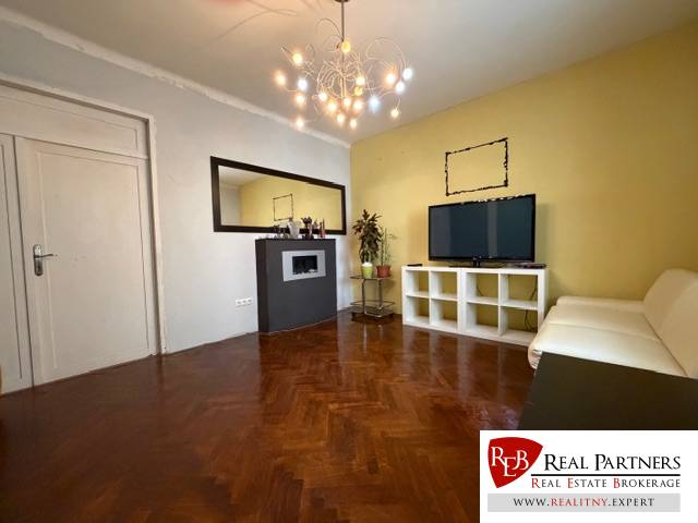 Nappali szoba fa dekor padlóval egy 5 vagy több szobás lakásban.