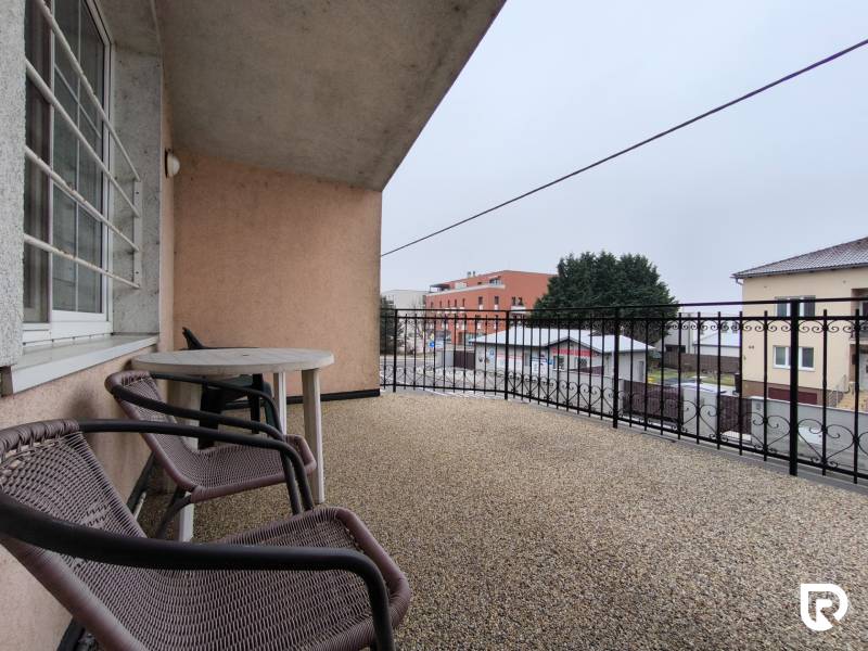 A pozsonyi Záhorská Bystrica városrészben található családi ház erkélye a Bratislavská utcán.