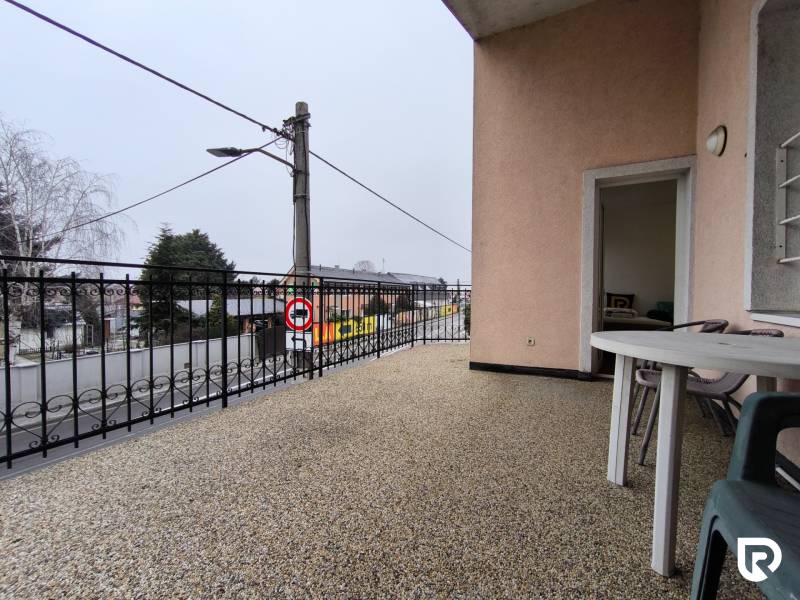 A pozsonyi Záhorská Bystrica városrészben található családi ház erkélye a Bratislavská utcán.