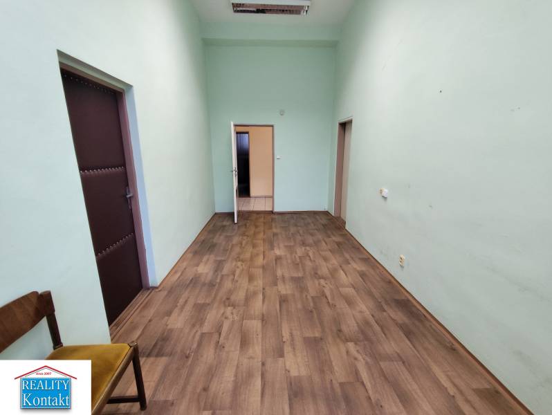 Irodák fa dekor padlóval, zöld falakkal, Érsekújvár.