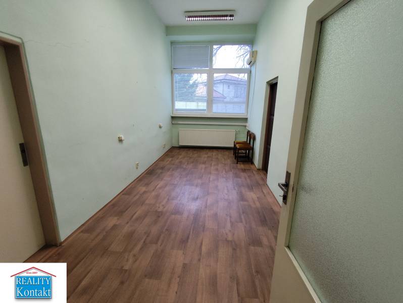 Irodák fa dekor padlóval és nagy ablakkal, bérlésre kínálva.