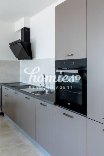 Konyha lineáris konyhabútorral és beépített sütővel egy 3 szobás lakásban.