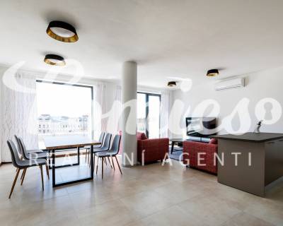 Ebédlő és nappali fa dekor padlóval egy háromszobás lakásban.