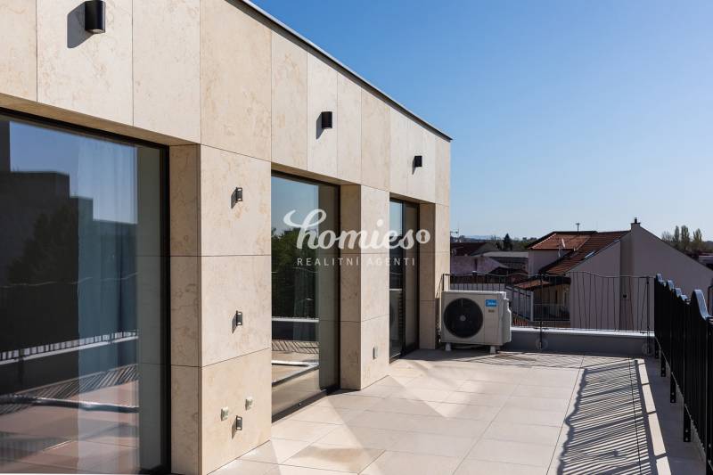 A nyitrai 3 szobás lakás terasza kerámia padlóval és kilátással a városra.