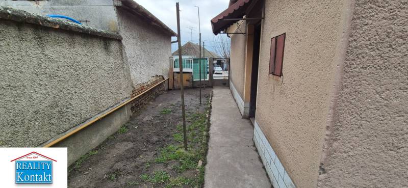 Családi ház szűk udvara Udvardon, kerthelyiséggel.