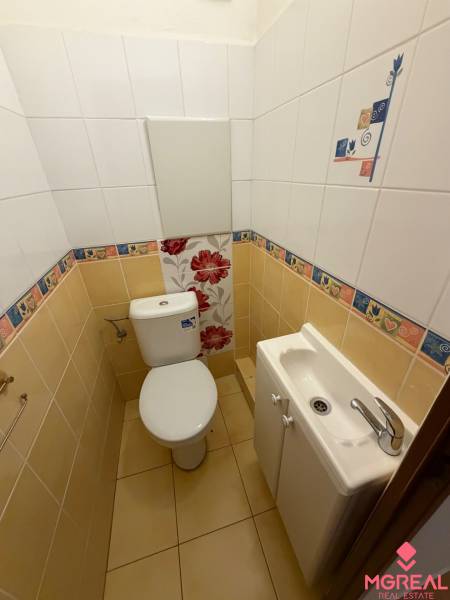 Fürdőszoba egy háromszobás lakásban színes falakkal és kerámia padlóburkolattal.