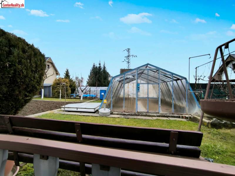 Kert Partizánske-ban fóliasátorral, fűvel és egy kis ágyással.