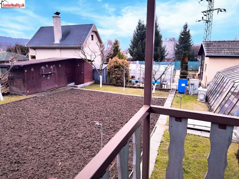 Udvar házzal és kerttel Partizánskén, kilátás az erkélyről a házikóra.