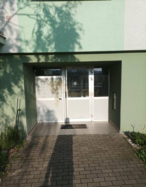 Bejárat a Szuvorov utcai épületbe a postafiókokkal Pozsonyban.