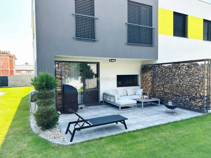 Családi ház Rovinkán terasszal, kerttel, fa burkolattal és kerti ülőhellyel.