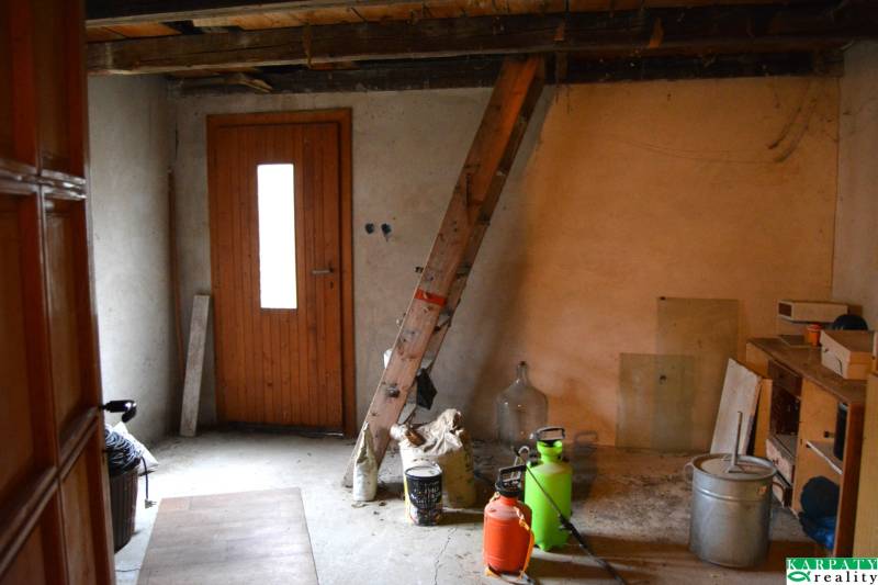 Családi ház belső tér improvizált elemekkel és kerti öntözőkkel.