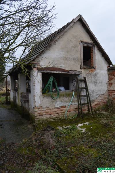 Egy régi ház elhanyagolt környezettel, Abrahámban, felújításra szorul.