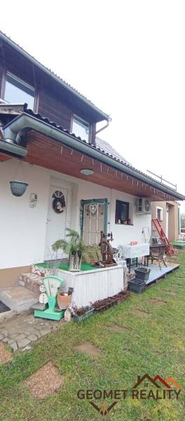 Családi ház a Divín-i Temető utcában, kültéri ülőhellyel és dekorációkkal.