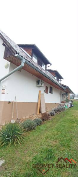 Családi ház a Divín-i Temető utcában, rendezett kerttel és tetőtérrel.