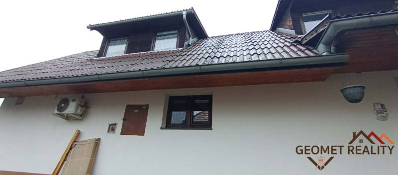 Családi ház a Divín-i Temető utcában tetőablakokkal és légkondicionálással.