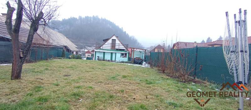 Kert a családi ház mellett a Divín-i Temető utcában, kilátással az erdőre.