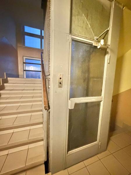 Lépcsőház és lift a Čadca-i Iskola utcai lakóházban.