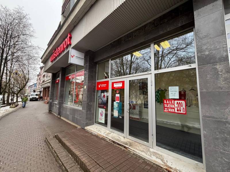 Kereskedelmi helyiségek Poprádon nagy üvegkirakatokkal, kedvezményeket hirdetnek.