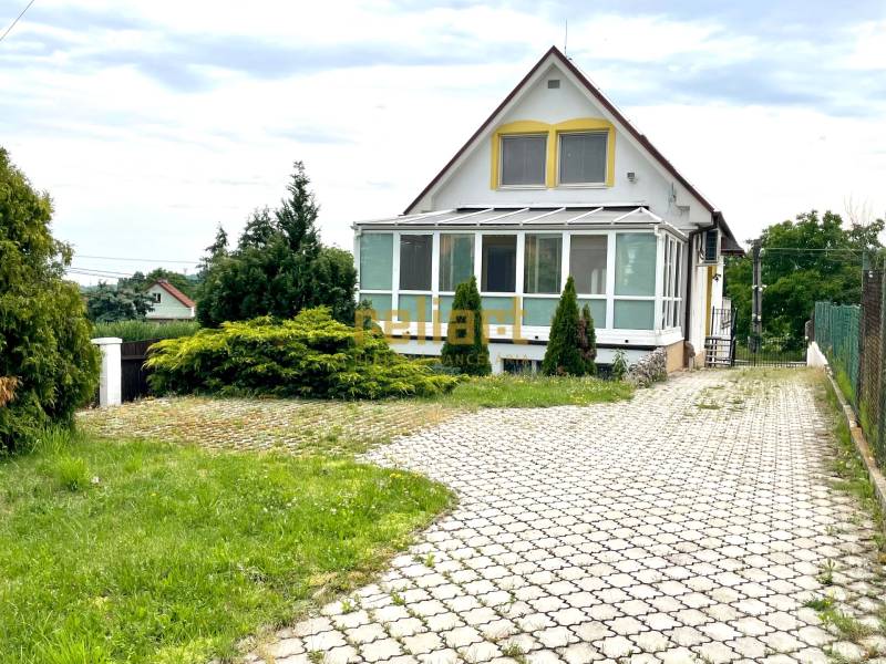 Családi ház a Pútnická utcában, Pozsony - Záhorská Bystrica, üvegezett verandával.