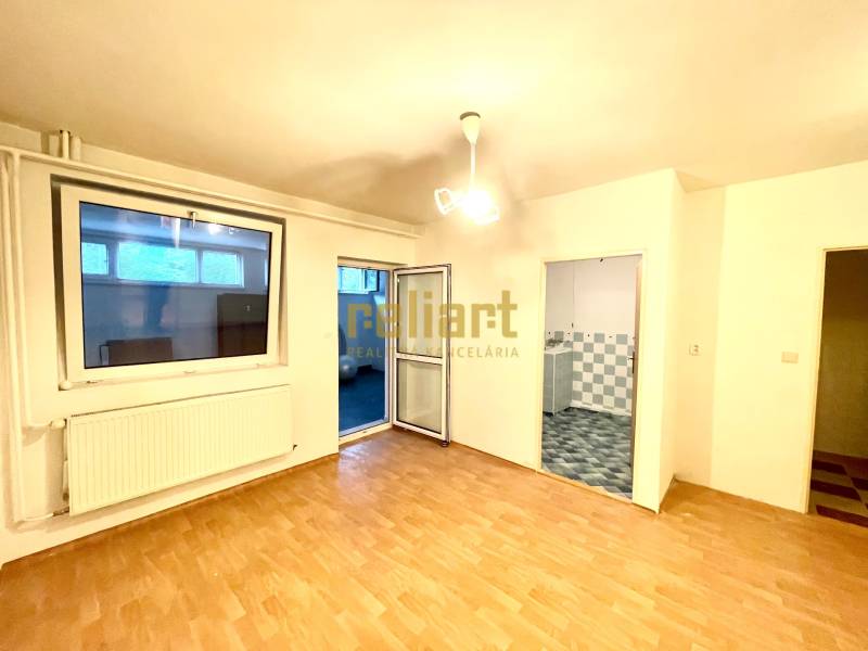 Családi ház belső tere fa dekorációjú padlóval, kilátással a szobára és a fürdőszobára.