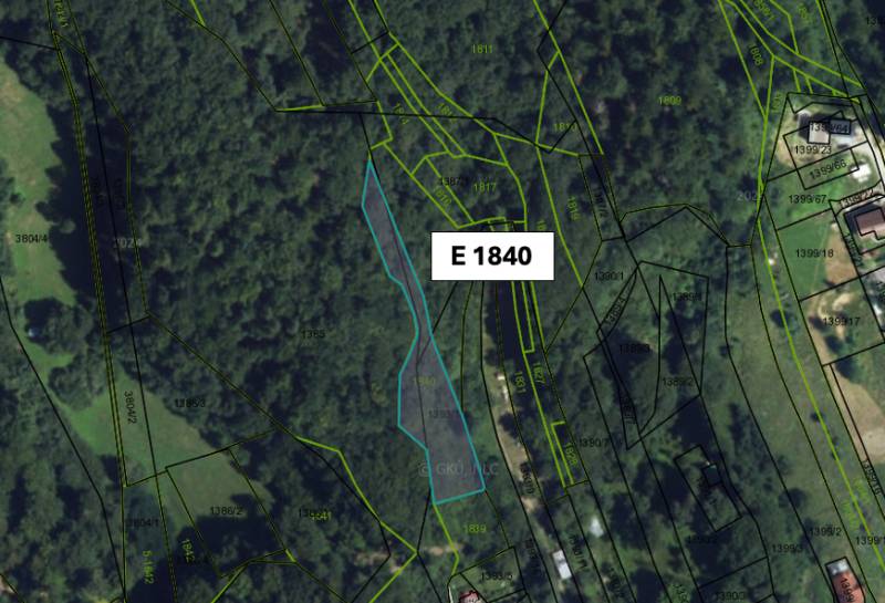 Légi felvétel a Malachov mezőgazdasági és erdőterületeiről, amelyeken a parcellák láthatók.