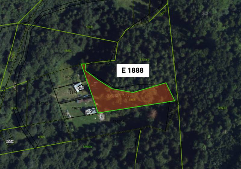Légi felvétel Malachov mezőgazdasági és erdőterületeiről, az E 1888-as telekkel megjelölve.