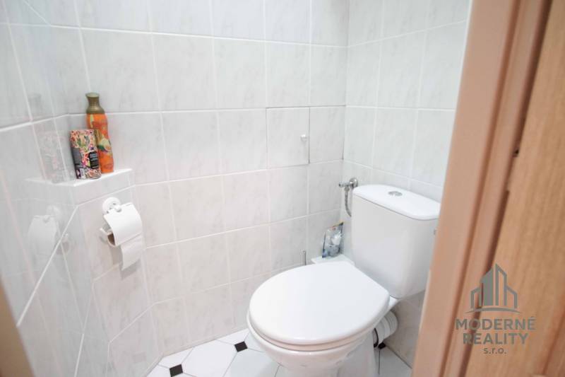 Kerámia csempékkel burkolt WC, WC-papír tartó, dekoratív kiegészítők, 4 szobás lakás.