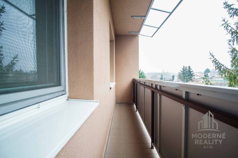 A koltai 4 szobás lakás erkélye kilátással a zöldre és a helyi tájra.