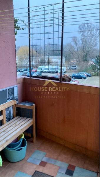 Erkély fa paddal, kilátás parkoló autókra, Jána Poničana utca, Pozsony - Dévényújfalu.