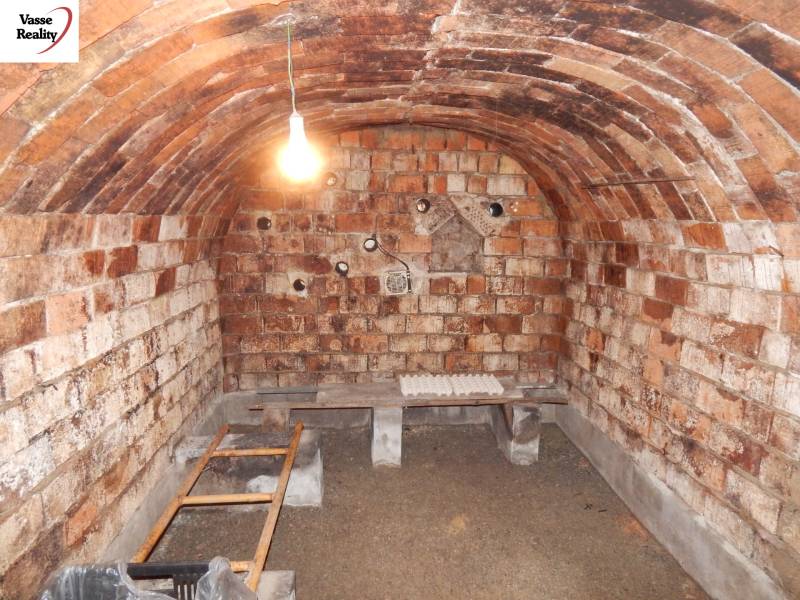 Téglafalú és boltíves mennyezetű pince egy családi házban.