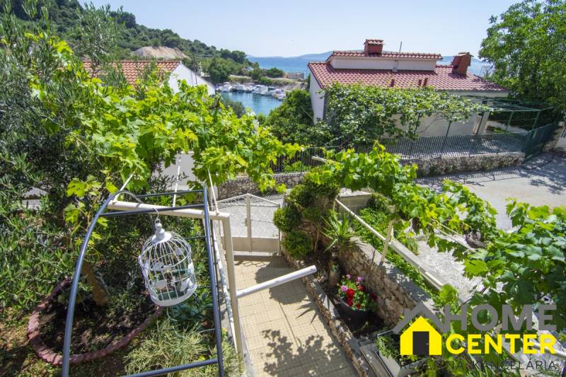 Rekreációs apartman Čiovo szigetén, kilátással a tengerre és a zöld környezetre.