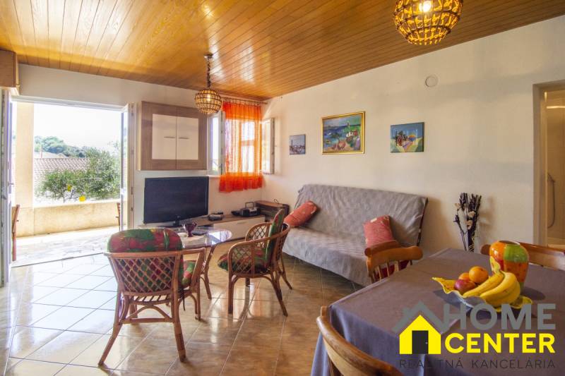 Nyaraló apartman kényelmes ülőhellyel és kilátással a teraszról.