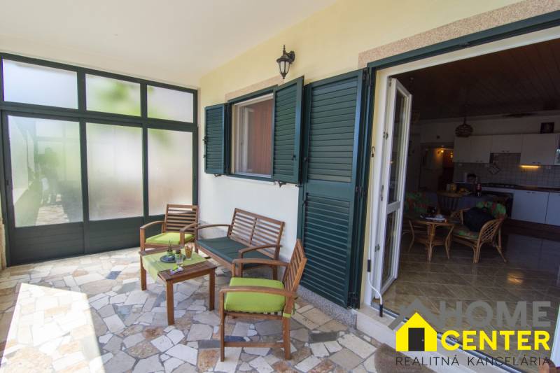 Čiovo rekreációs apartman terasza kényelmes ülőhelyekkel és kilátással a belső térre.