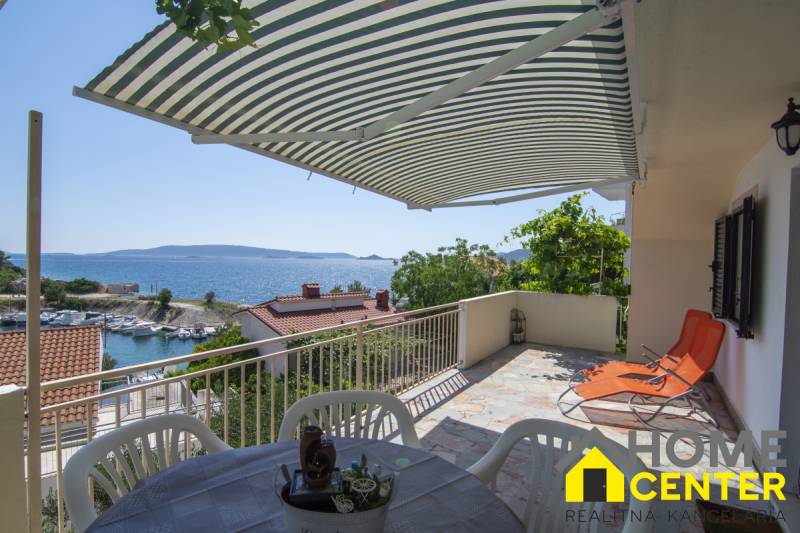 Čiovo rekreációs apartman terasza tengerre néző kilátással.