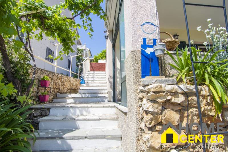 Lépcsők és zöld növényzet vezetnek a Čiovo-i üdülőapartmanhoz, növényekkel körülvéve.