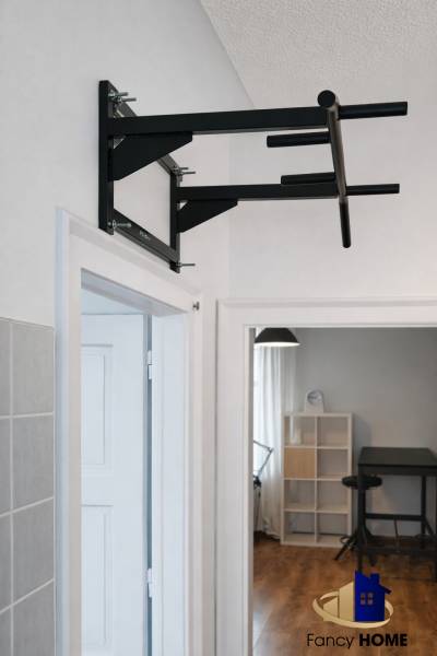 A falon egy polc, a háttérben egy szoba fa dekorációjú padlóval.