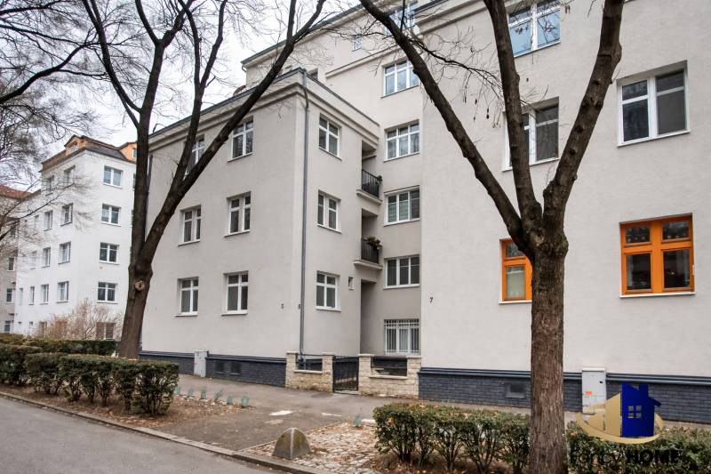 Lakóház Pozsonyban a Jurajov dvoron, Pri starej prachárni. Négyemeletes épület, fák, járda.