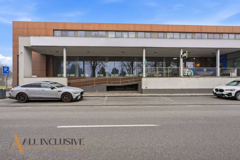 Kereskedelmi helyiségek Topoľníkyben modern épülettel és parkolóval a bejárat előtt.