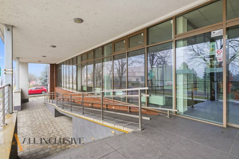 A tovarok bejárati területei Topoľníkyban rámpával és üvegezett homlokzattal.