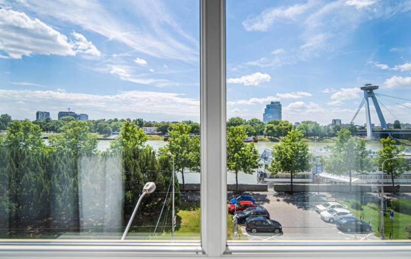 Kilátás egy egyszobás lakás ablakából a Rázus rakparton, Pozsony - Óváros.