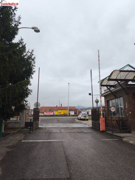 Kapuk és bejárat a kereskedelmi helyiségekhez a Košovská úton, Prievidzán.