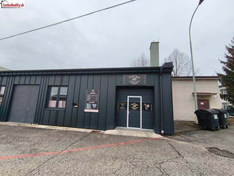 A Prievidzai Košovska úti üzlethelyiség épületének külső megjelenése.