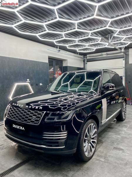 Kereskedelmi helyiségek világító tetővel és luxus járművel.