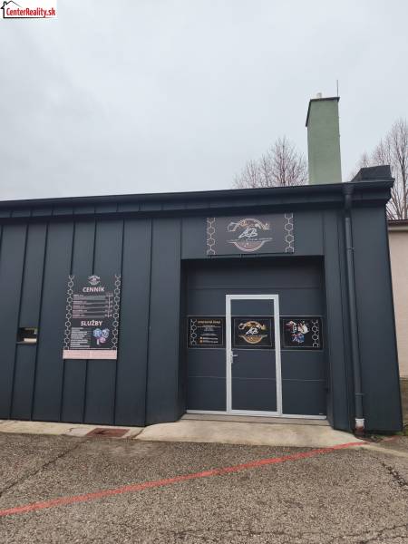 A Košovská úti üzlethelyiségek külső része Prievidzán információs táblákkal.