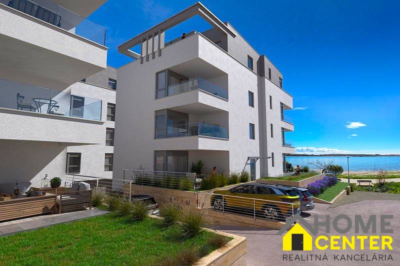 Nyaraló apartman PAG-ban teraszokkal és kilátással a tengerre és a strandra.